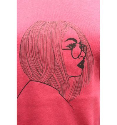 Majica boje breskve - cura s naočalama